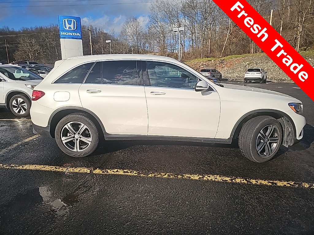 2017 Mercedes Benz GLC 300 4MATIC photo 2