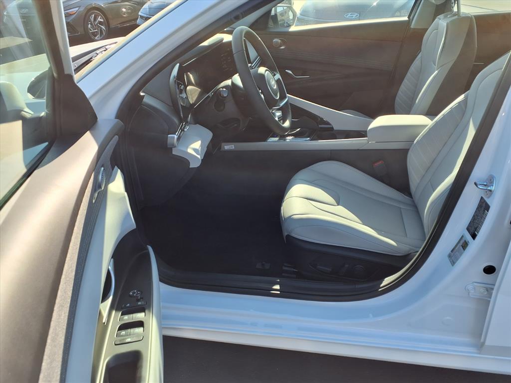 2025 Hyundai Elantra Limited photo 15
