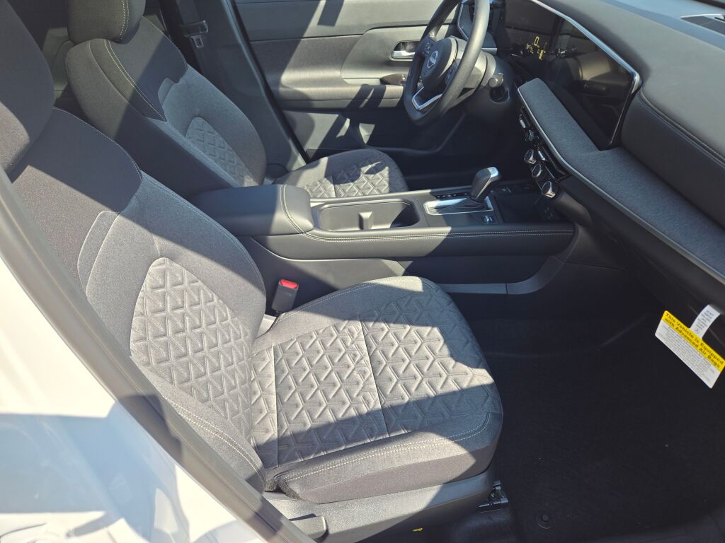 2025 Nissan Kicks SV photo 3