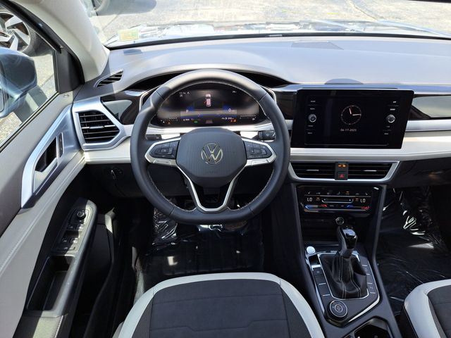 2025 Volkswagen Taos SE photo 17