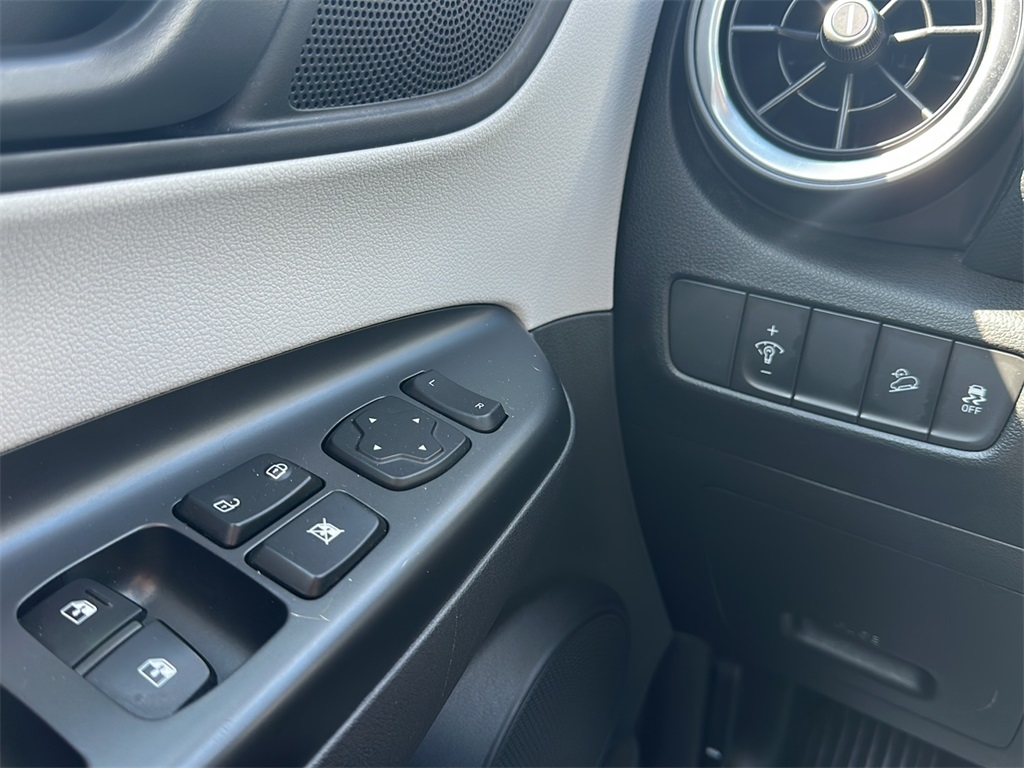 2023 Hyundai Kona SEL photo 17