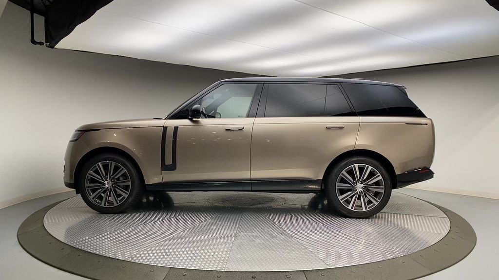 2023 Land Rover Range Rover SE photo 4