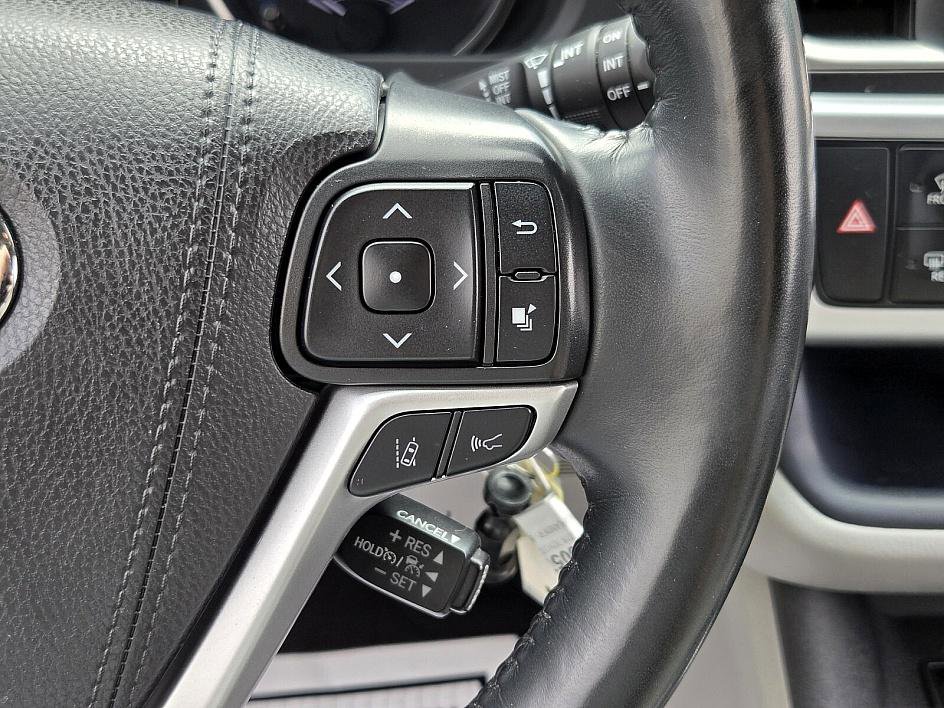 2019 Toyota Highlander LE Plus photo 22
