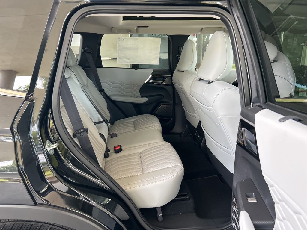 2025 Mitsubishi Outlander Black Edition photo 26