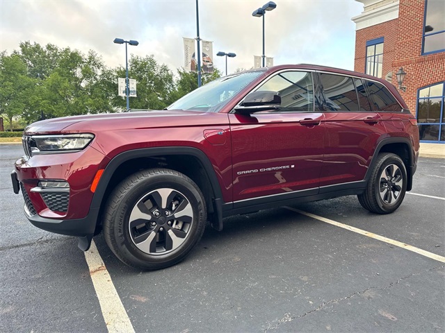 2023 Jeep Cherokee Base photo 2