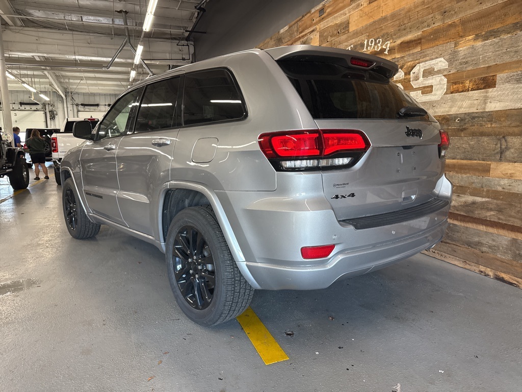 2021 Jeep Grand Cherokee Laredo X photo 3