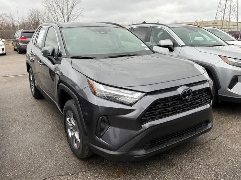2025 Toyota RAV4 XLE's photo