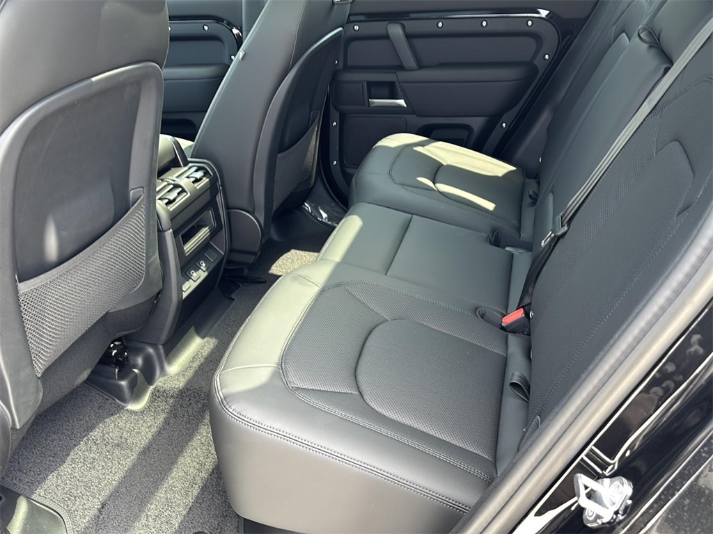 2025 Land Rover Defender 110 X-Dynamic SE photo 7