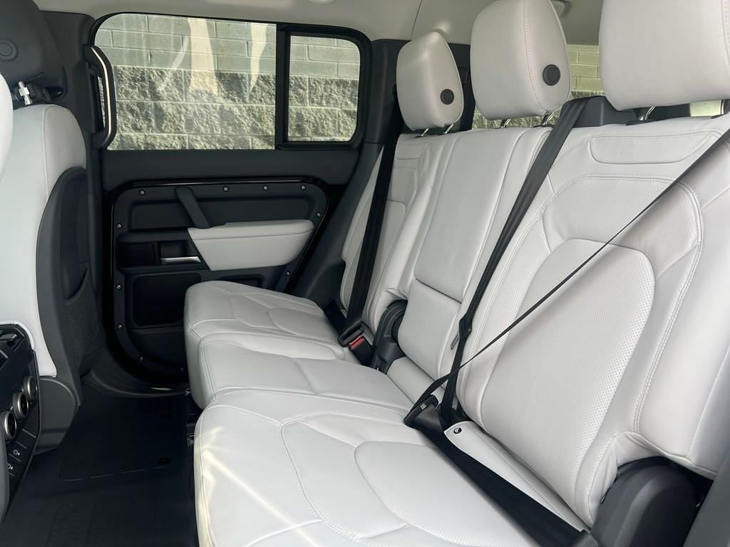 2025 Land Rover Defender 130 X-Dynamic SE photo 5