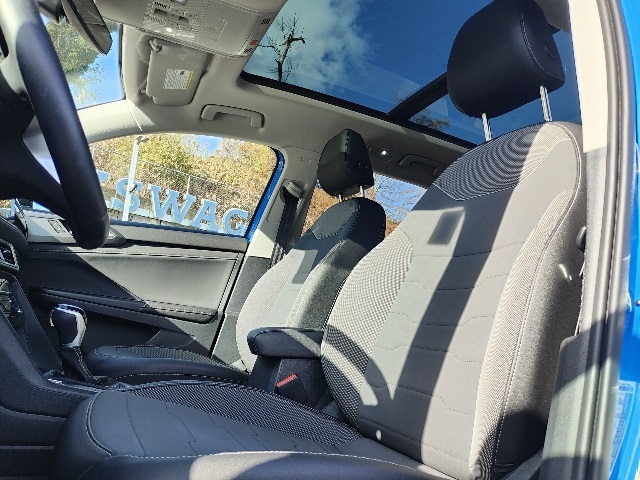 2025 Volkswagen Taos SE photo 3