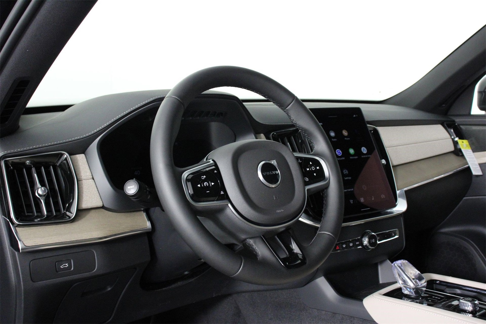 2026 Volvo XC90 B5 Plus photo 7