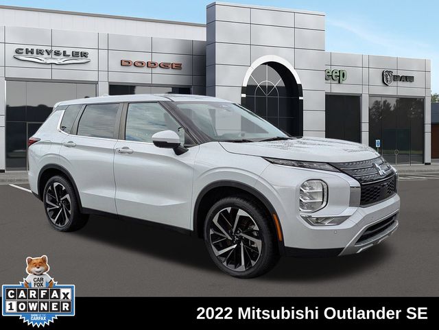 2022 Mitsubishi Outlander SE's photo