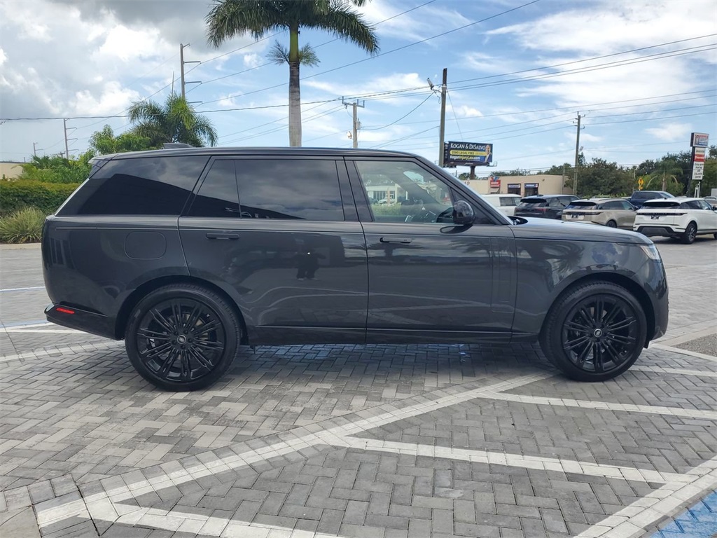 2025 Land Rover Range Rover SE photo 3
