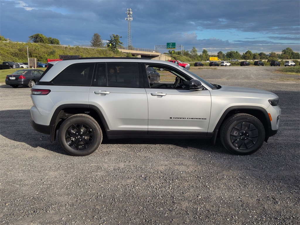 2025 Jeep Grand Cherokee Altitude X photo 2