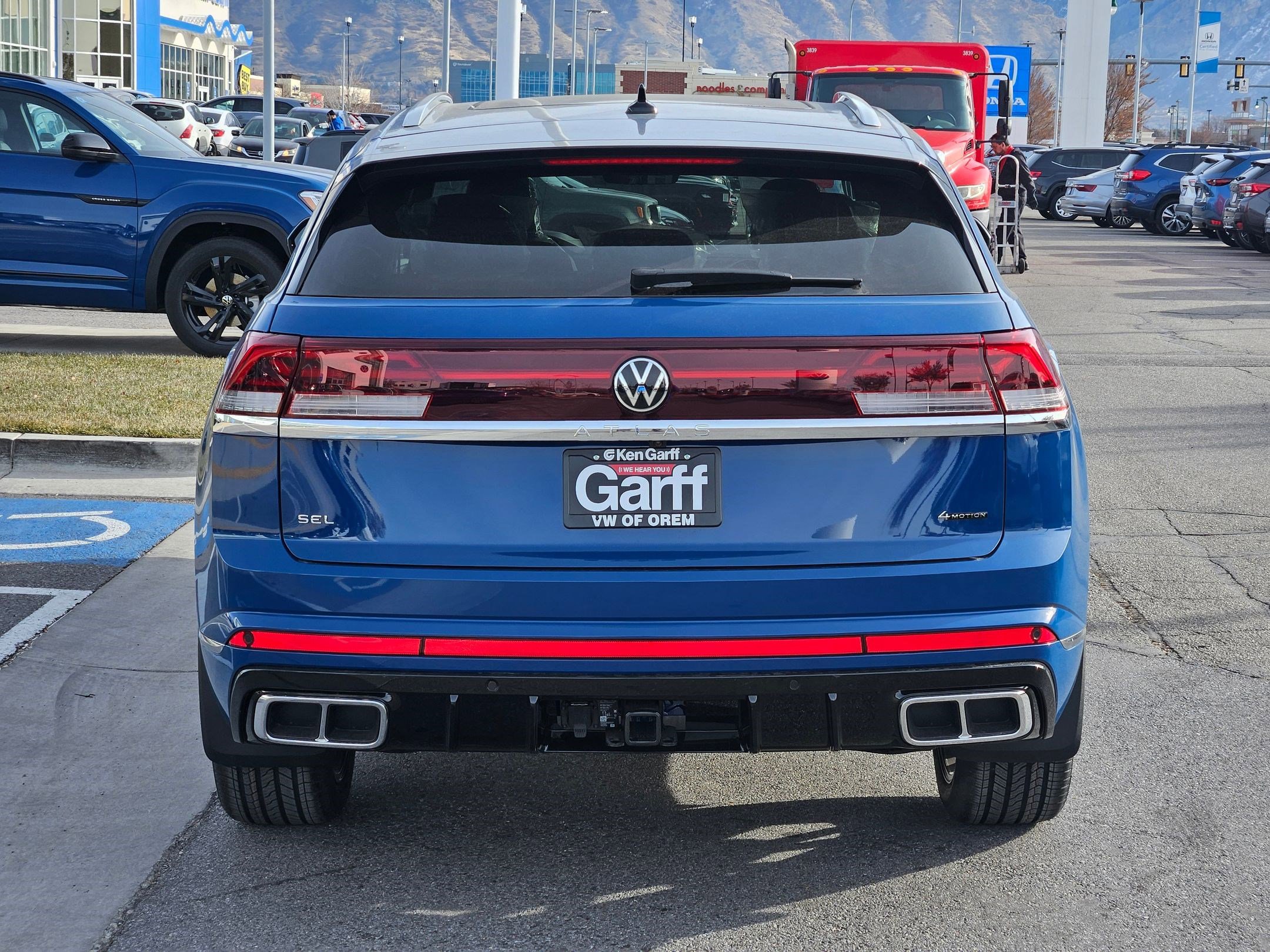 2025 Volkswagen Atlas Cross Sport SEL Premium R-Line photo 4
