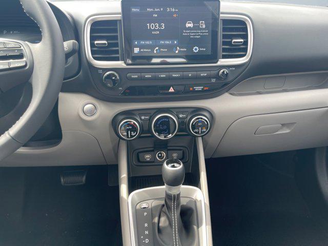 2025 Hyundai Venue SEL photo 11