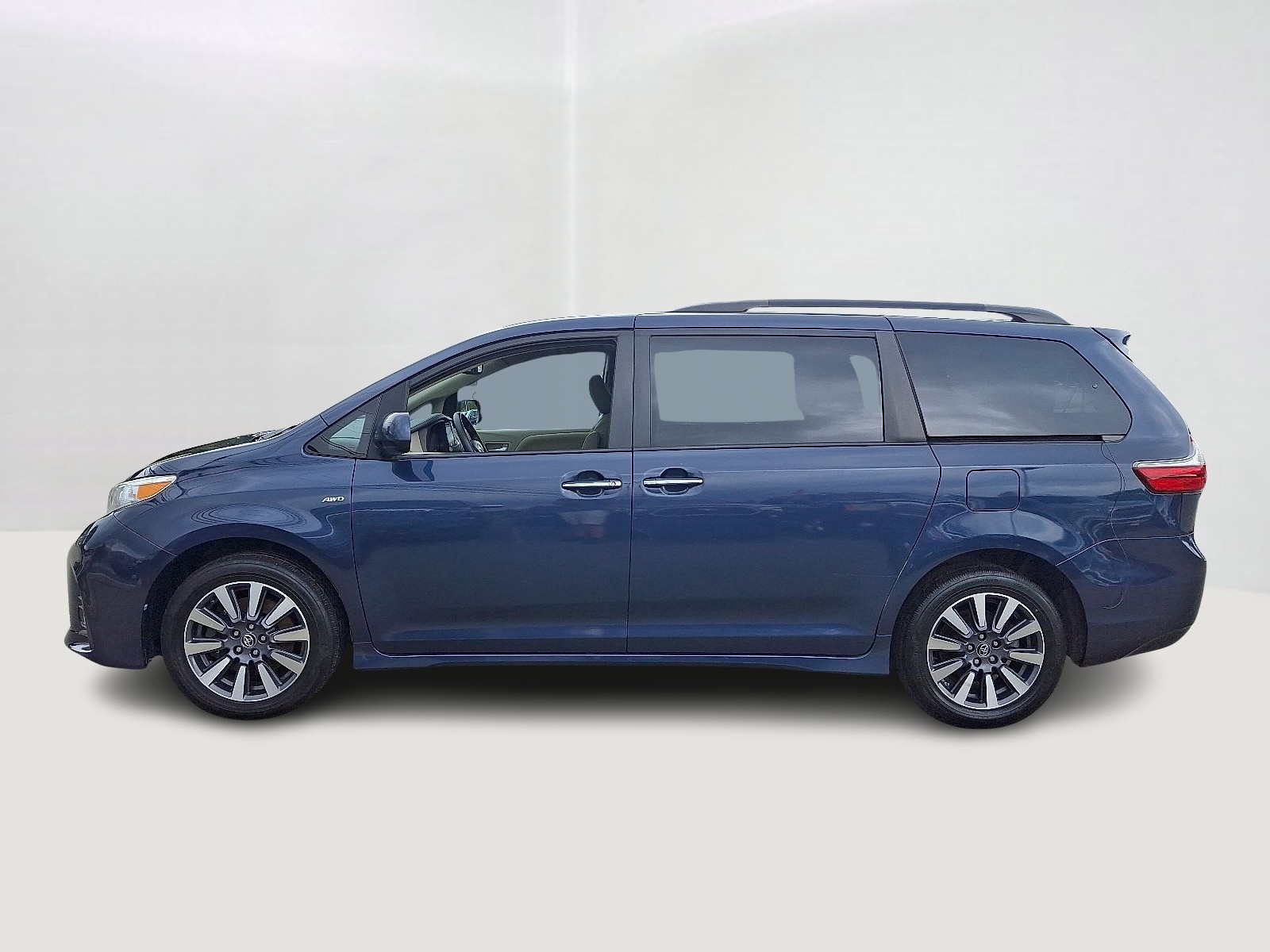 2020 Toyota Sienna XLE photo 8