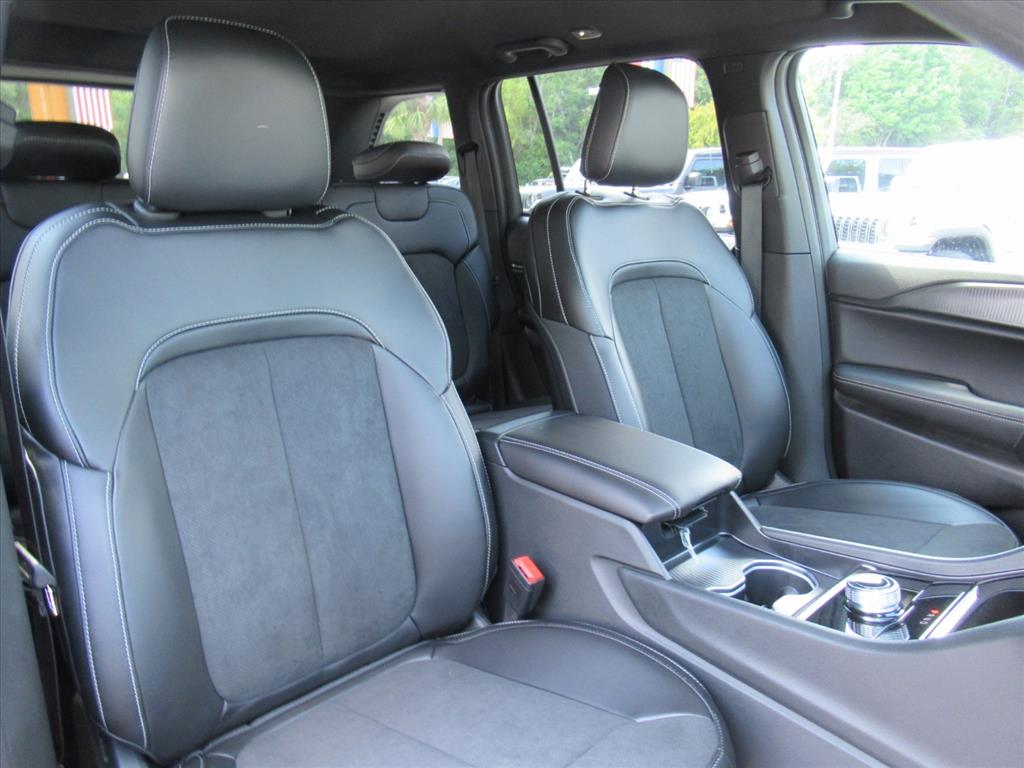 2025 Jeep Grand Cherokee Altitude photo 8