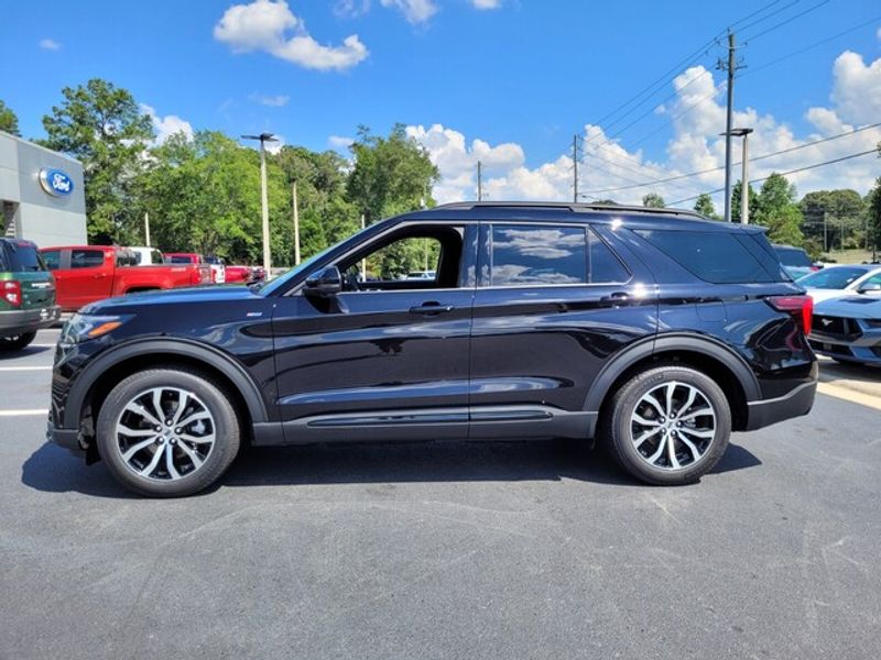 2025 Ford Explorer ST-Line photo 4