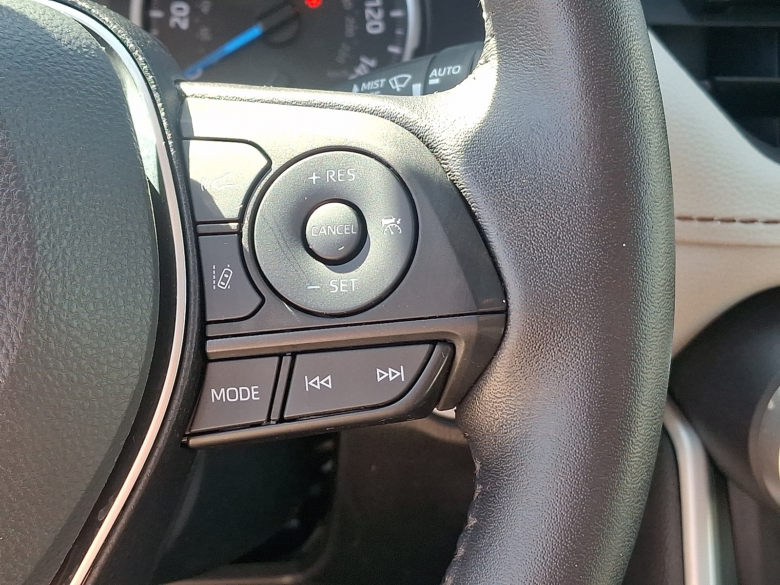 2022 Toyota RAV4 Hybrid XLE photo 19