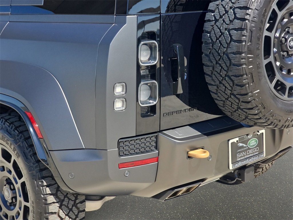 2025 Land Rover Defender 110 V8 photo 32