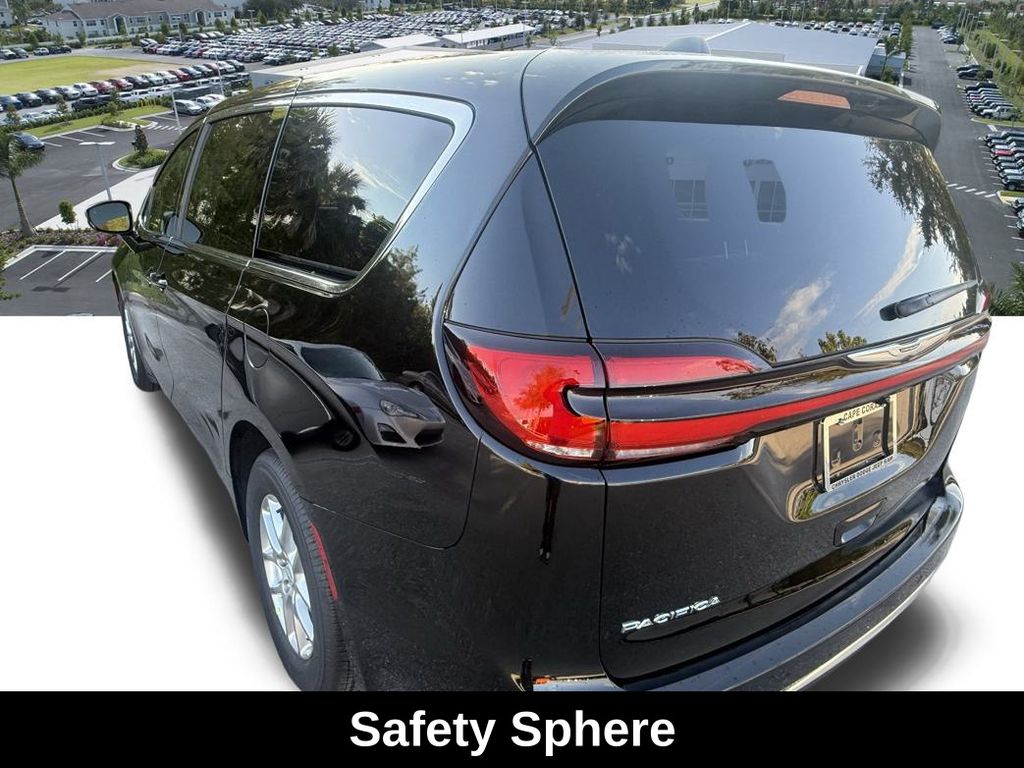 2026 Chrysler Pacifica photo 5