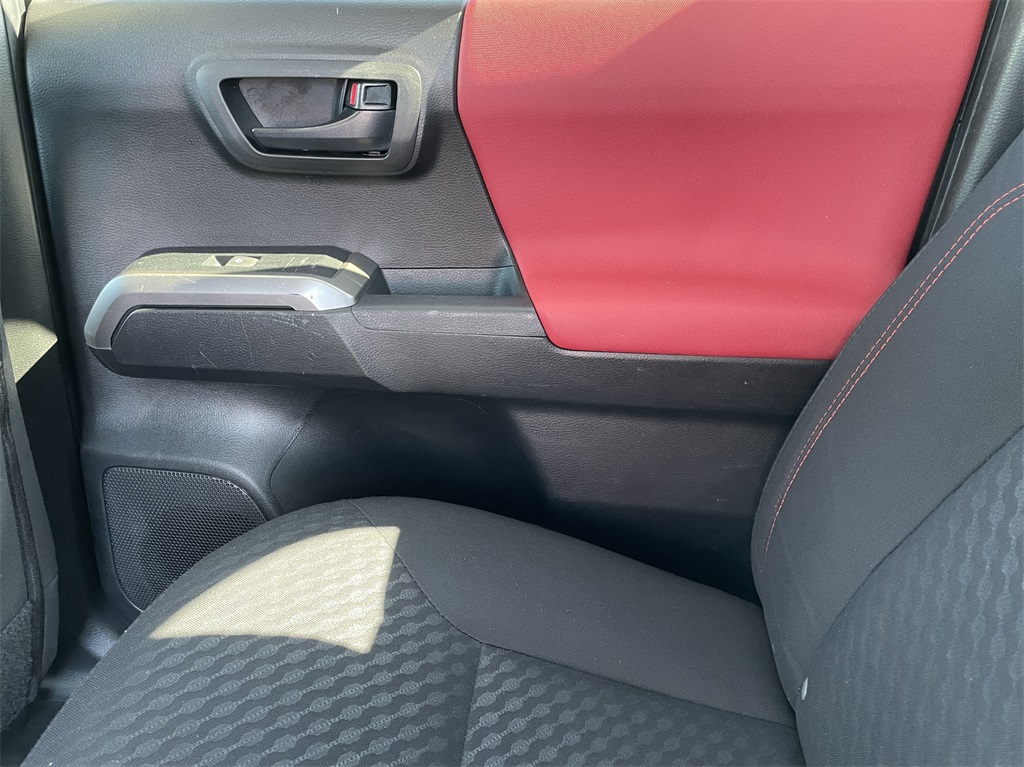 2022 Toyota Tacoma SR5 photo 17