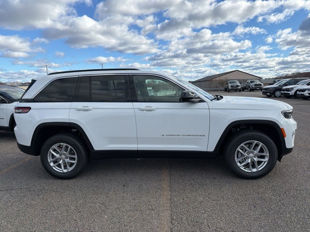 2025 Jeep Grand Cherokee Laredo Altitude photo 2
