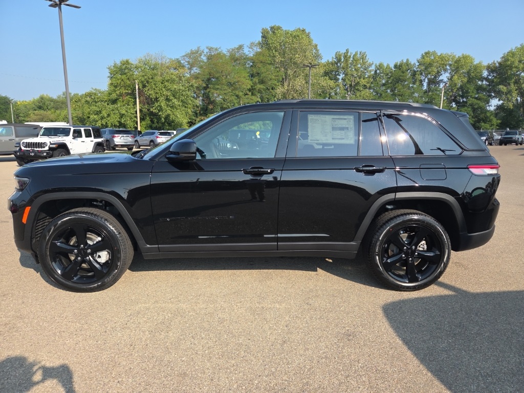 2025 Jeep Grand Cherokee Limited photo 2