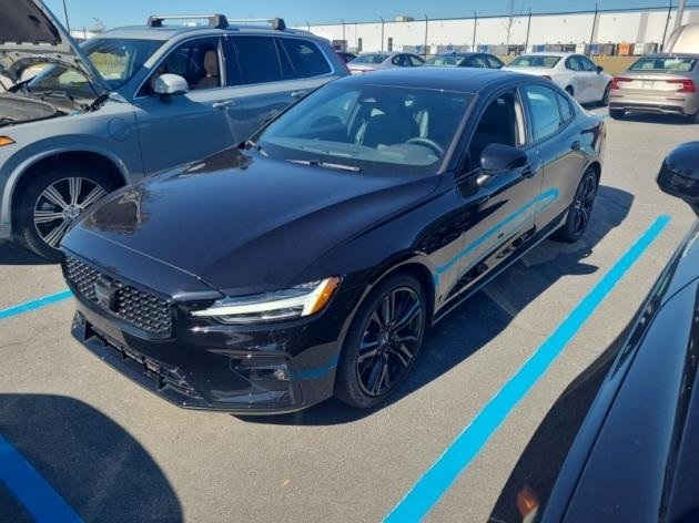 2024 Volvo S60 B5 Plus Black Edition photo 3