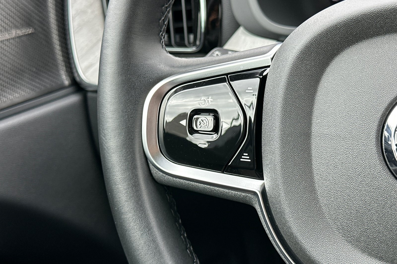 2025 Volvo XC60 Hybrid T8 Plus photo 23