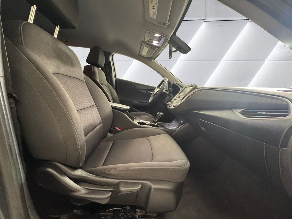 2018 Chevrolet Malibu photo 13