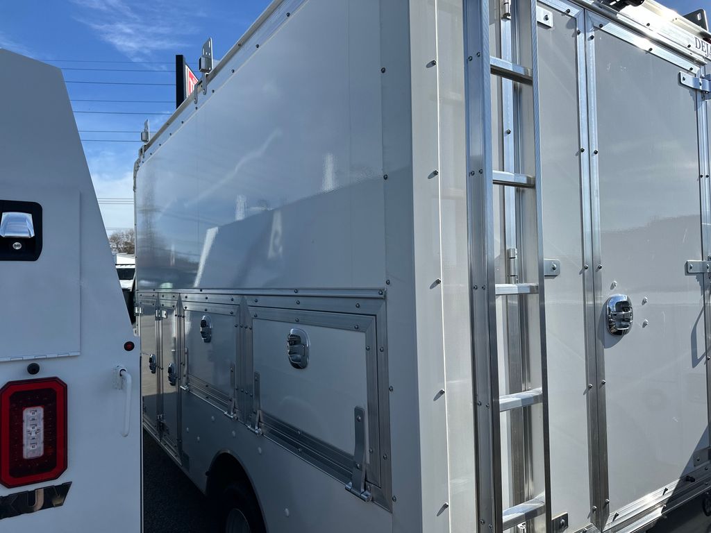 2024 Ford Transit Cutaway photo 4