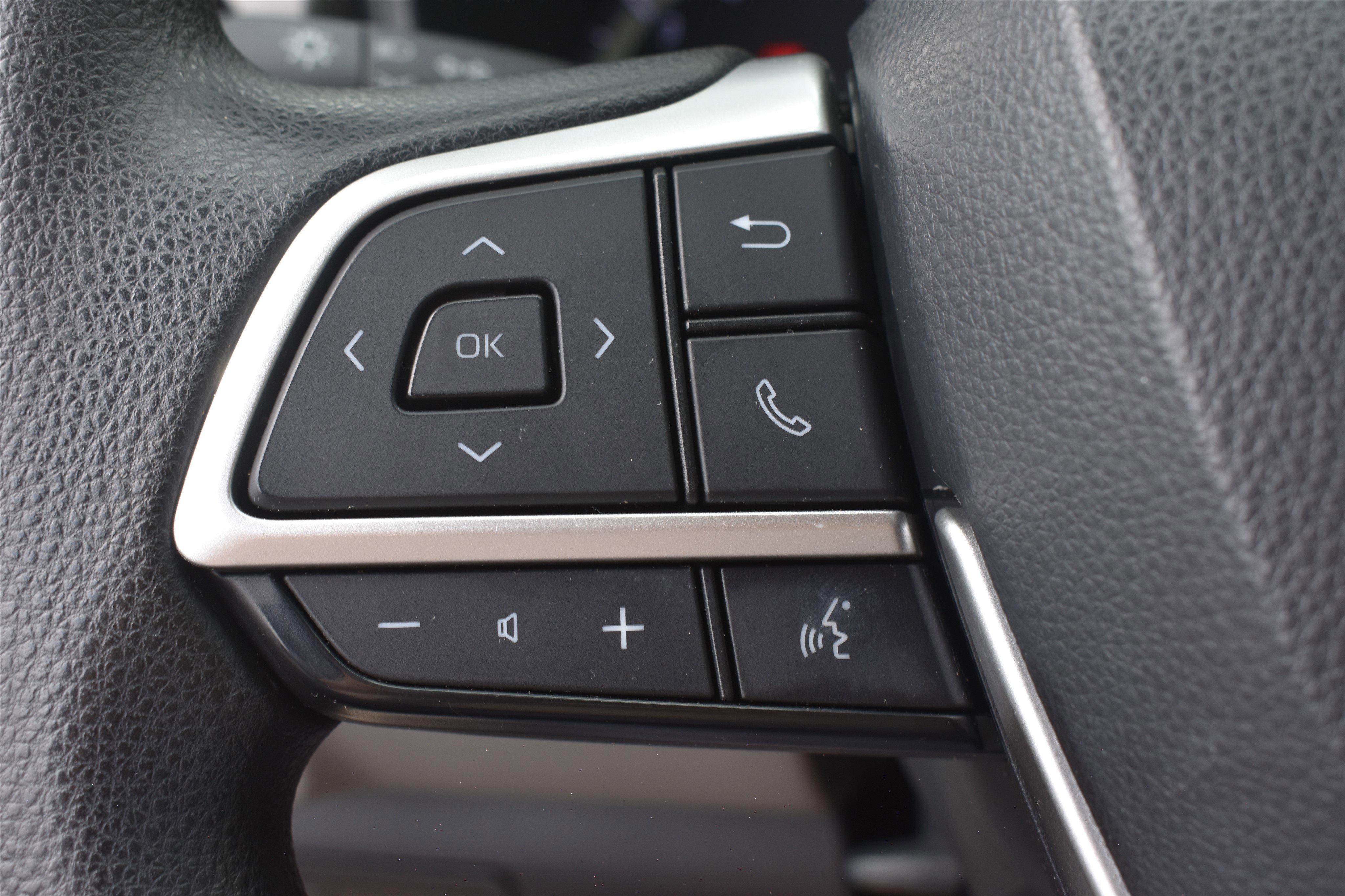 2023 Toyota Highlander L photo 10