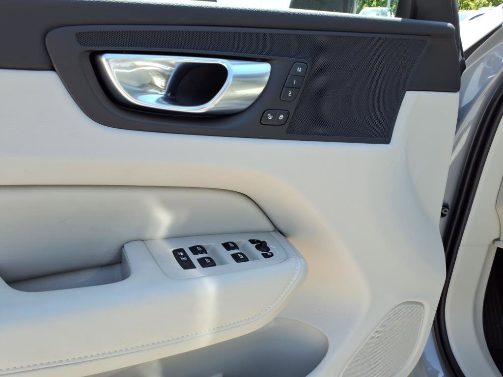 2025 Volvo XC60 Plus photo 13