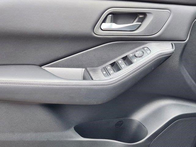2025 Nissan Rogue SV photo 12