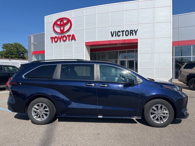 2024 Toyota Sienna XLE photo 3