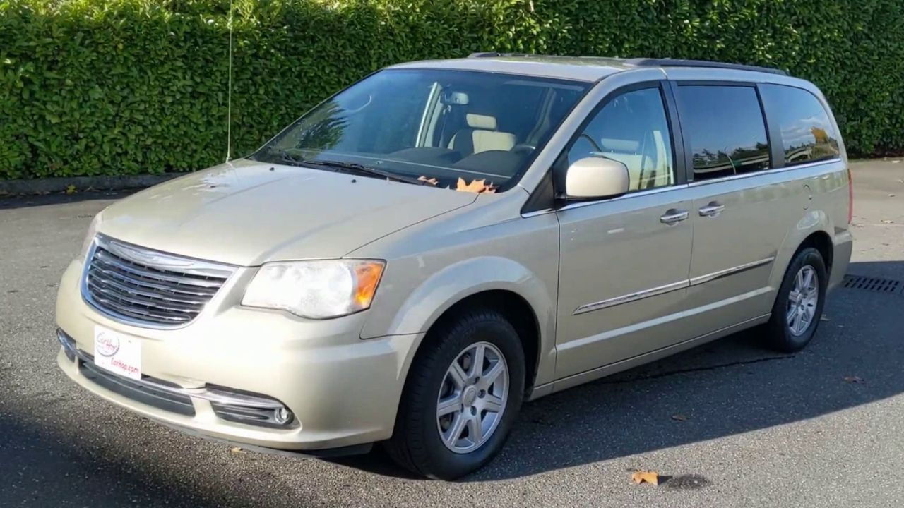 2011 Chrysler Town & Country Touring photo 3