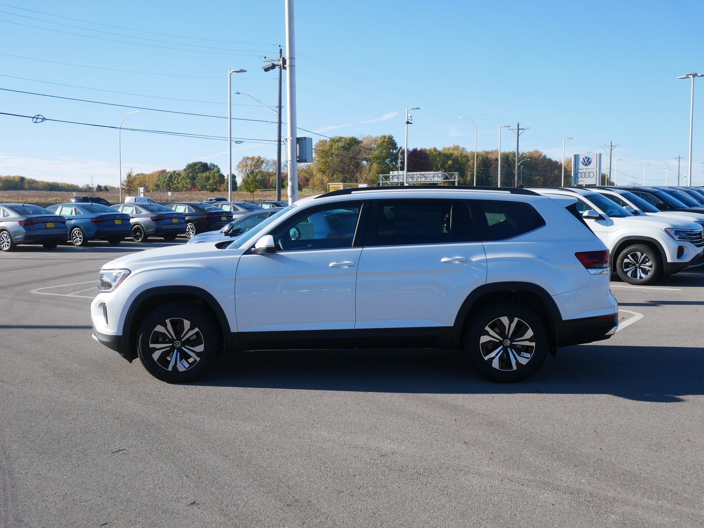 2026 Volkswagen Atlas SE photo 3