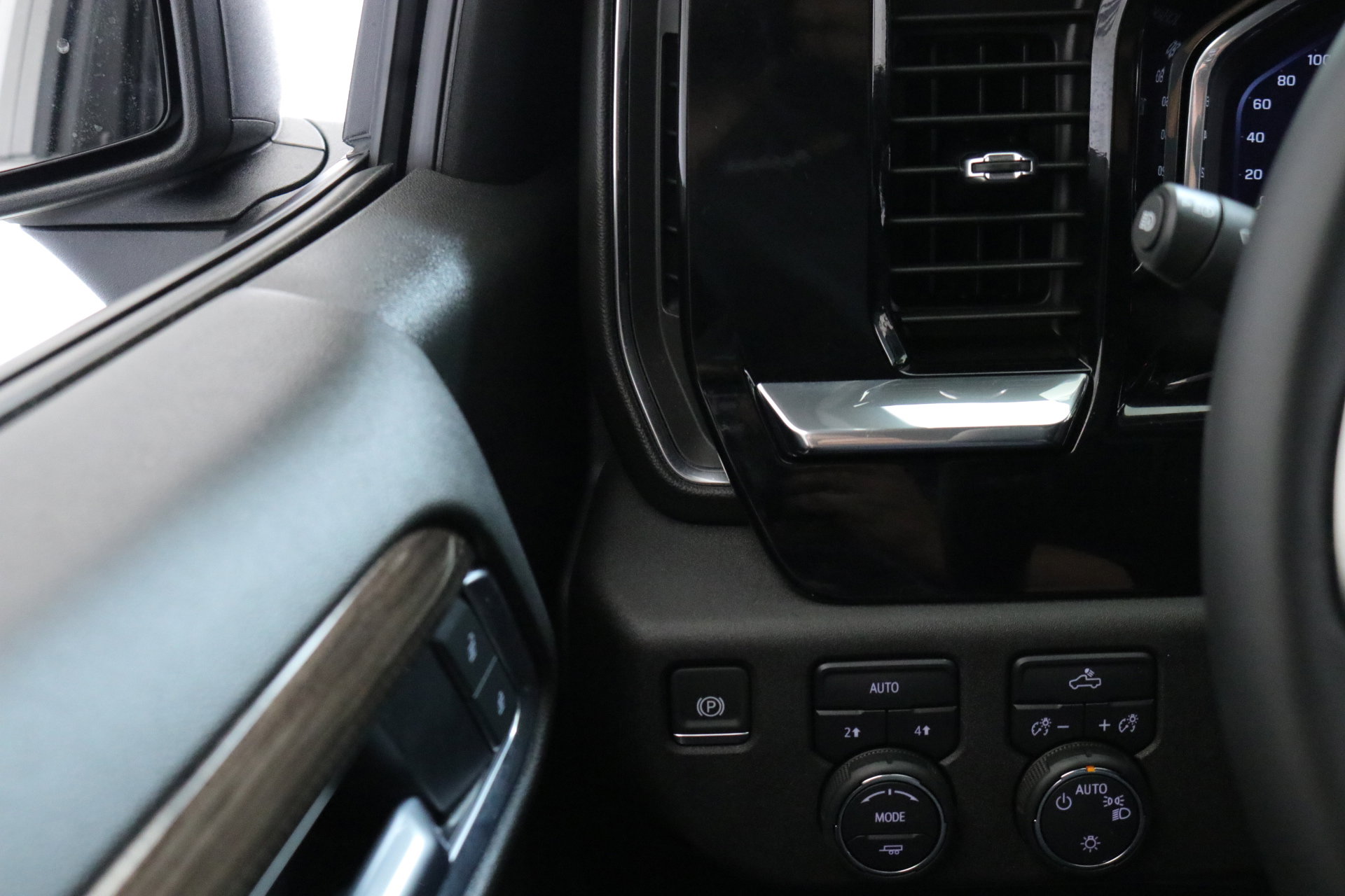 2025 Chevrolet Silverado 1500 LT photo 17