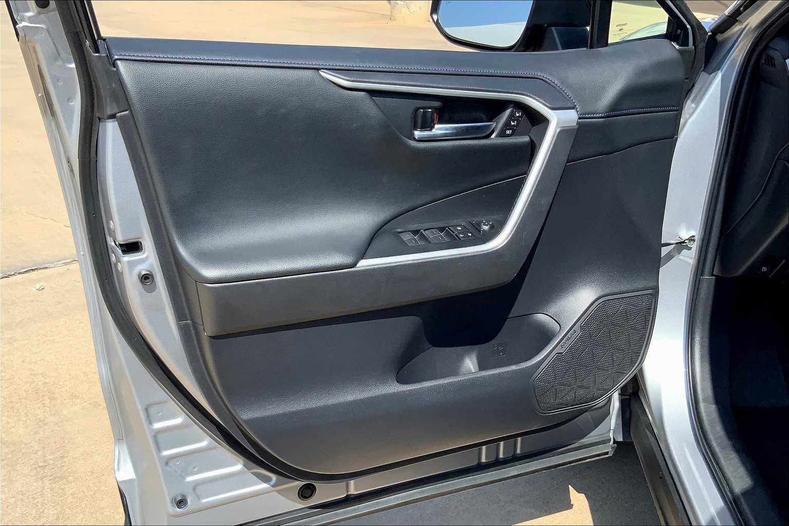 2022 Toyota RAV4 Hybrid XSE photo 23
