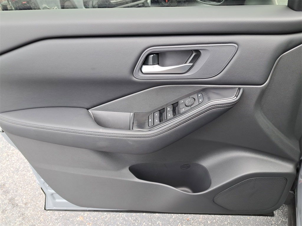 2026 Nissan Rogue SV photo 21
