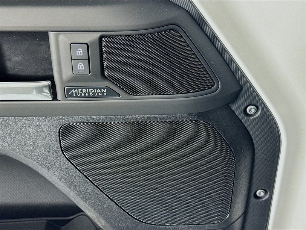 2025 Land Rover Defender 110 X-Dynamic SE photo 13
