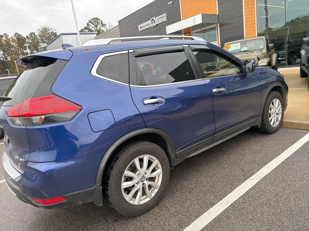 2017 Nissan Rogue SV photo 2