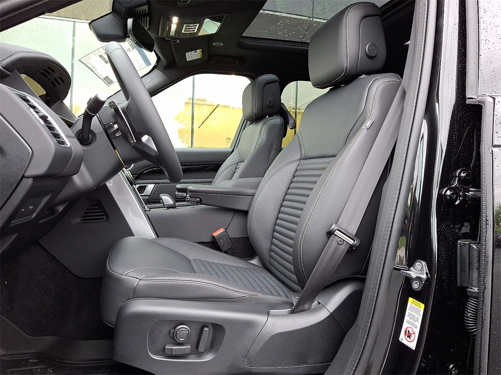 2025 Land Rover Discovery S photo 7