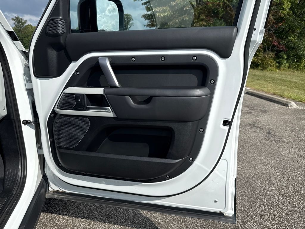 2022 Land Rover Defender 110 X-Dynamic HSE photo 13