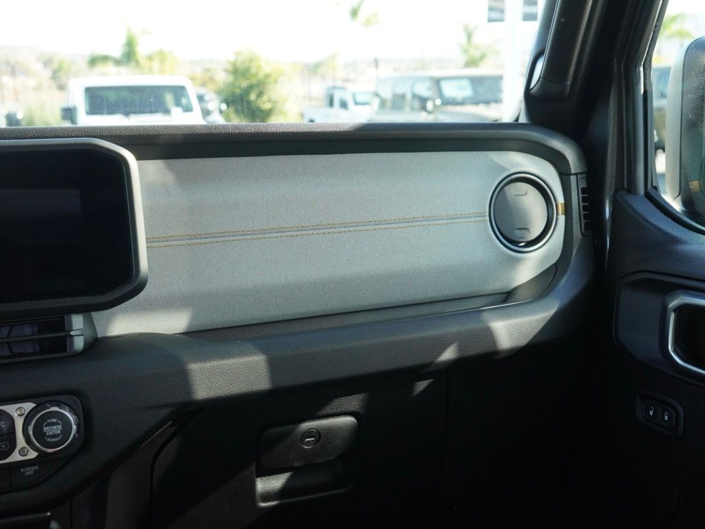 New 2026 Granite Crystal Metallic Clear-Coat Exterior Paint Jeep 4-Door Sport S image 26