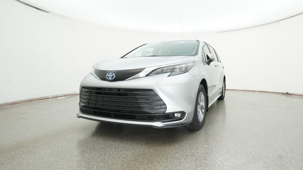 2025 Toyota Sienna XLE photo 4