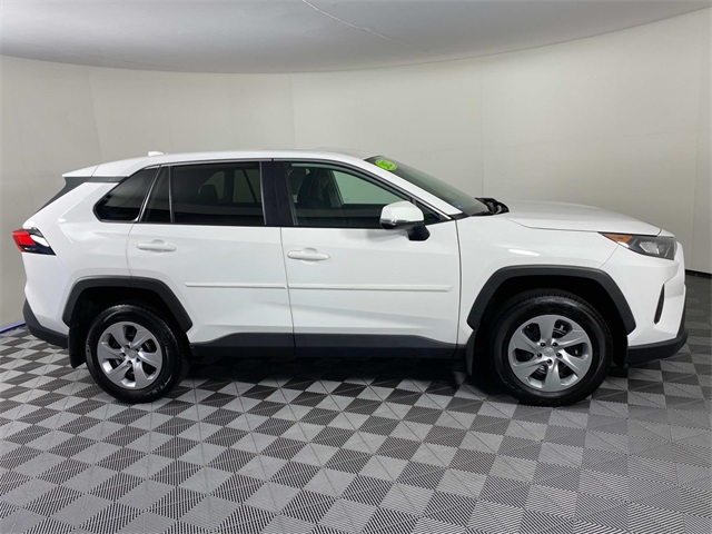 2022 Toyota RAV4 LE photo 6
