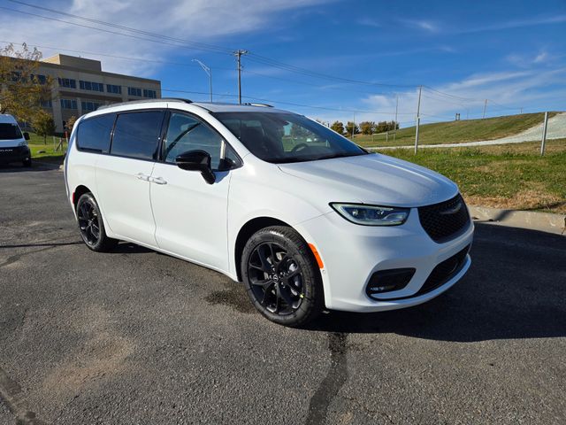 2026 Chrysler Pacifica Limited's photo